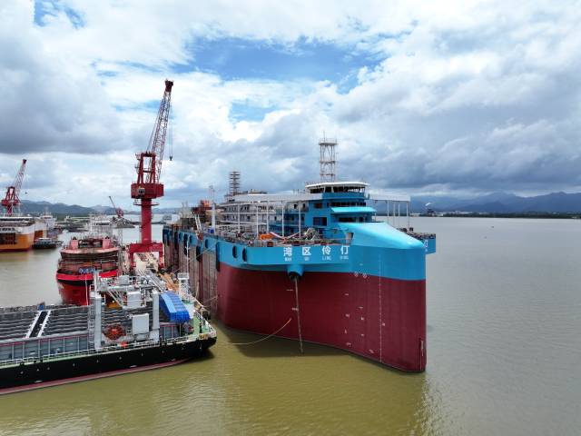 “湾区伶仃”号在在江门银洲湖下水。图：林耀华、徐杰 