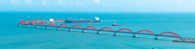 揭阳市惠来原油码头钢桥。图：视觉中国