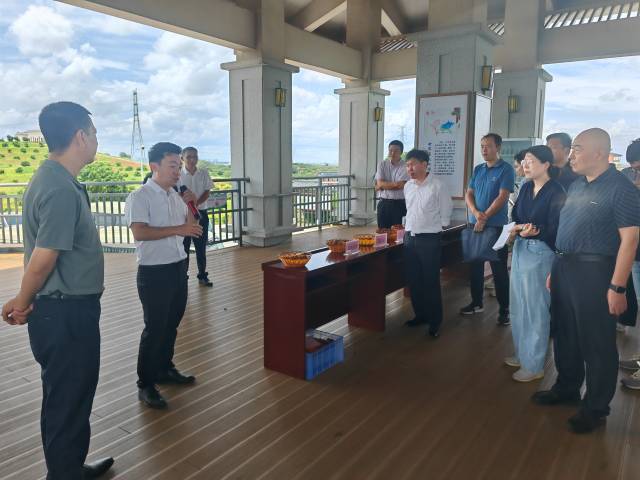 茂名市农业农村局向与会人员介绍茂名的荔枝农药残留治理体系