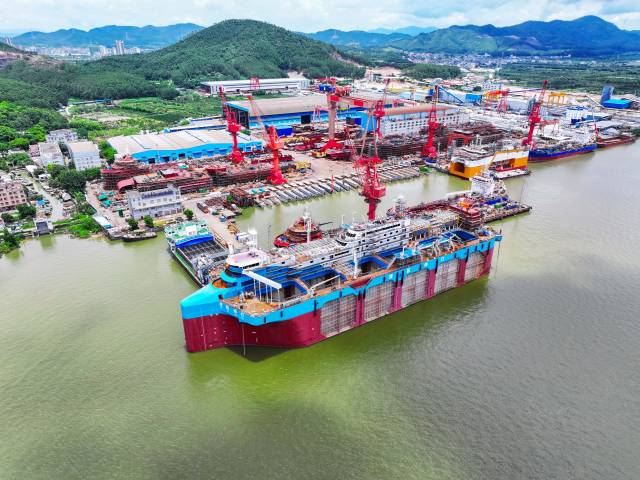 2025年5月，自航式水体自然交换型养殖工船“湾区伶仃”号在广东江门成功下水，这是我国深远海养殖的又一大国重器。（林耀华 徐杰 摄） 
