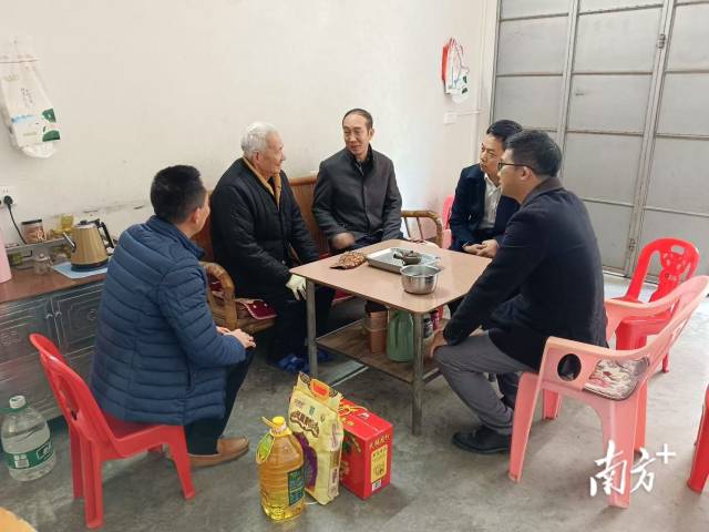 走访慰问。