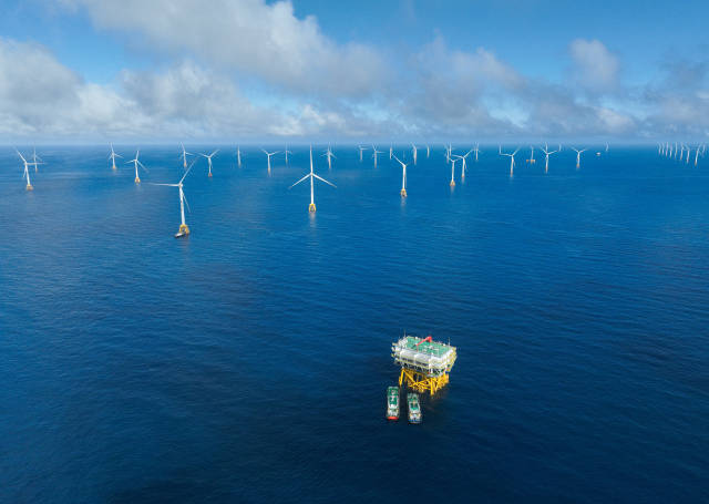 阳江的海上风电将为万家灯火提供绿色电能。