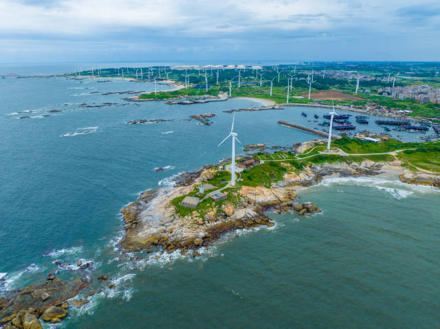 汕尾的海岸上，风电叶片划破长风，如林崛起。
