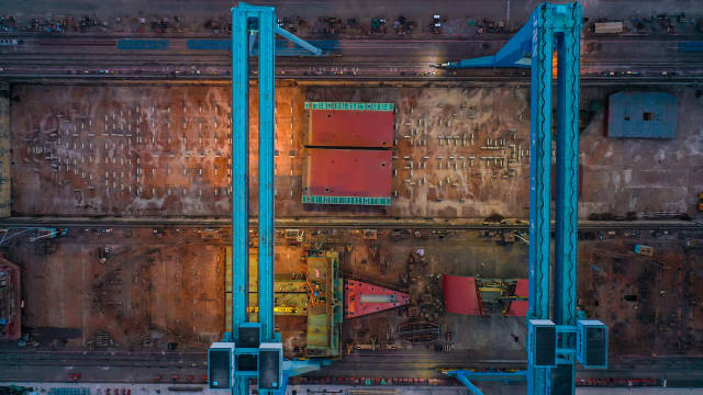 广东江门造船厂夜间作业，黑夜中亮起灯。