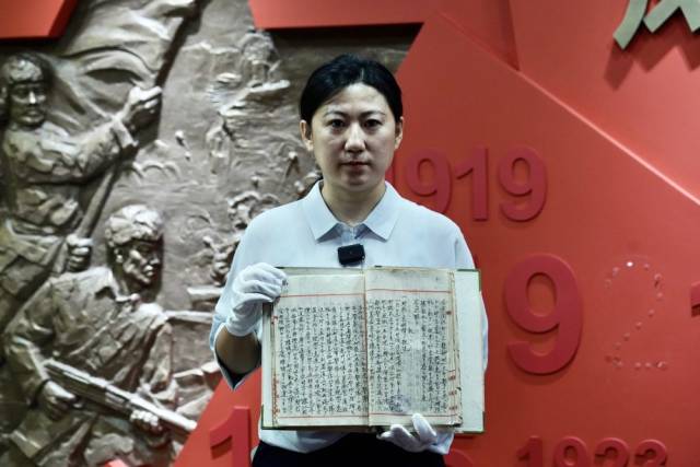 黑龍江省檔案館工作人員趙倩展示這份檔案?！?/p><p style=