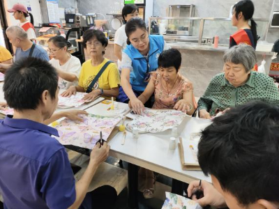 黄花岗街开展手工包包制作活动，长者乐享指尖温情