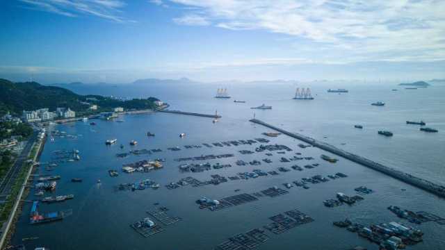 近海养殖的鱼排与远处的海岛遥相呼应。(黄坚文 摄) 近海养殖的鱼排与远处的海岛遥相呼应。(黄坚文 摄)