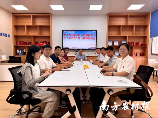 东兰县高级中学领导与贾红召（左三）、王艳梅（左四）等支教老师交流。（受访者供图）