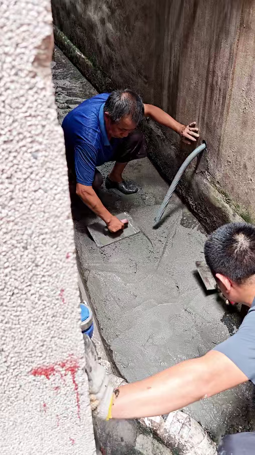 敦厚村进行冷巷和空调排水管的整治工作。