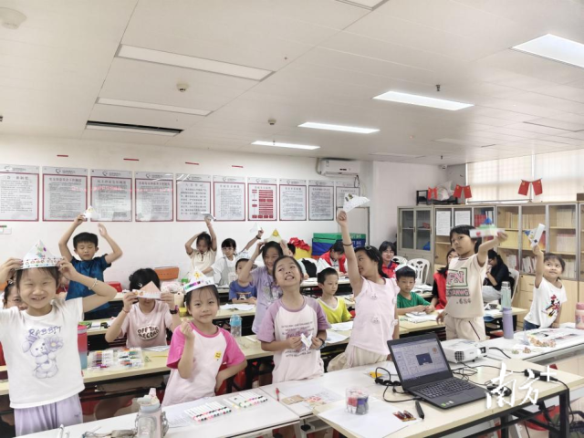 在学唱粤语童谣后，学生根据歌词内容制作手工帽
