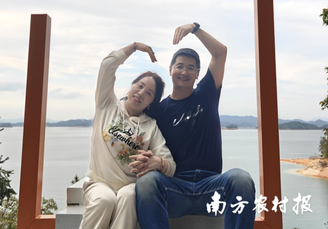 王艳梅(左一)、贾红召(右一)日常生活照。(受访者供图) 王艳梅(左一)、贾红召(右一)日常生活照。(受访者供图)