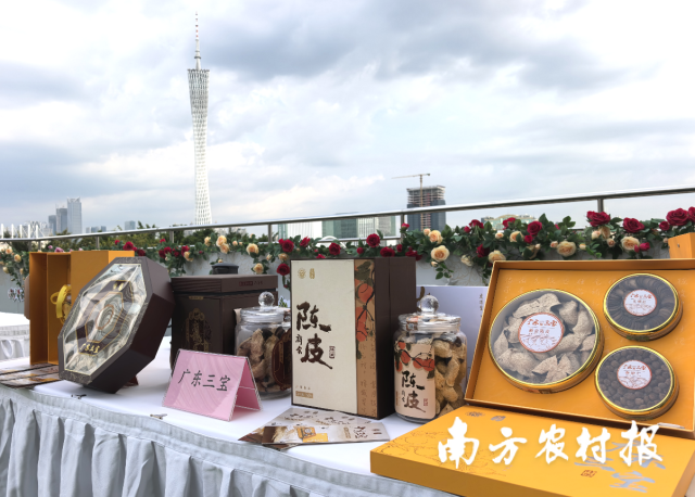 七夕当天，广东三宝甜蜜亮相广州凯旋华美达空中花园开园现场。