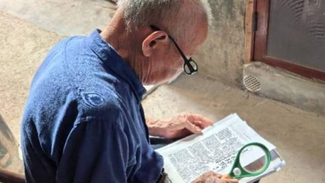 相隔50公里的两个守墓人：找寻无名英雄后人已坚持数十年