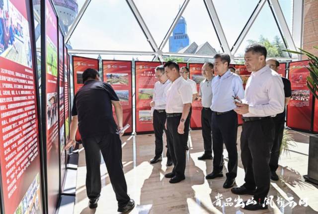 与会嘉宾参观贵州乡村振兴新华社图片展。