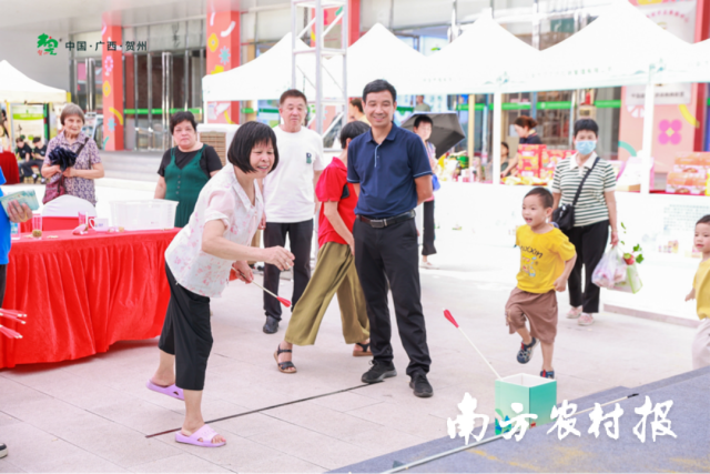 市民现场参与投壶游戏