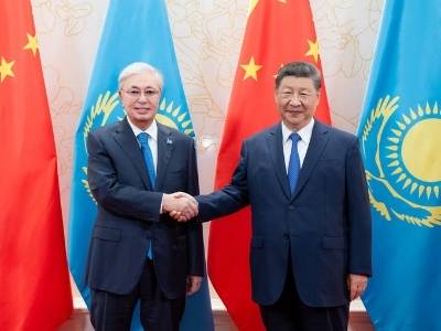 习近平会见哈萨克斯坦总统托卡耶夫