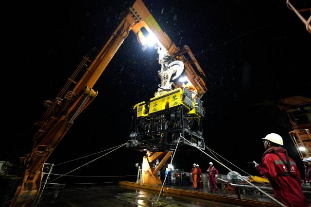 我国自主研制的6000米级深海无人遥控潜水器“海琴”号在南海成功海试。（新华社 图）