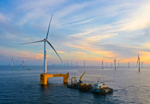 全球首台漂浮式海上风电机组“引领号”诞生，离不开金融支持。（视觉中国供图）