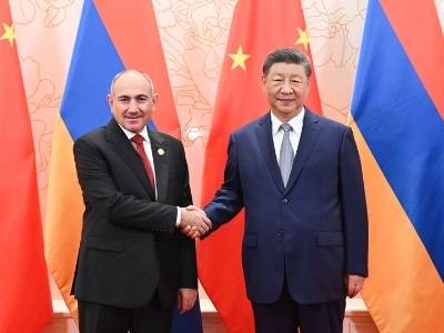 习近平会见亚美尼亚总理帕什尼扬