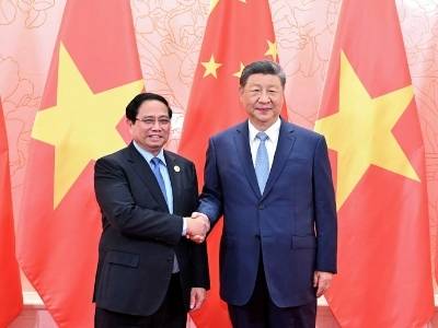 习近平会见越南总理范明政