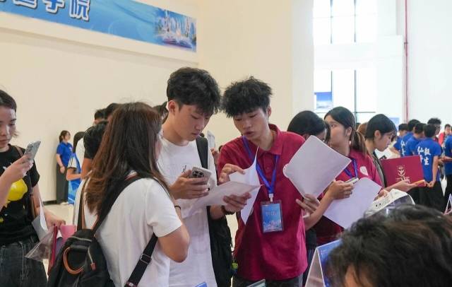 超2500名教师志愿者和学生志愿者提供便捷服务 超2500名教师志愿者和学生志愿者提供便捷服务