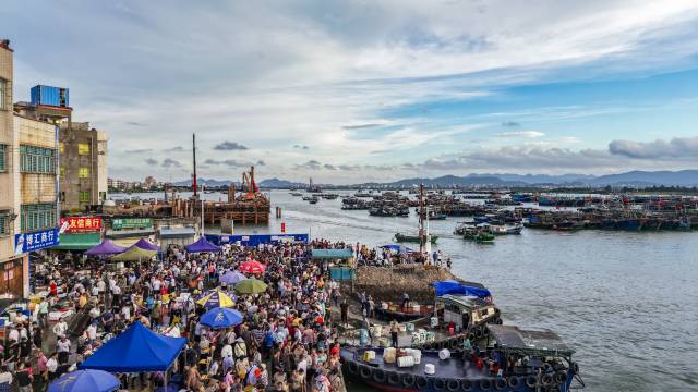 天还未亮，茂名博贺码头已挤满“寻鲜”的人群。 （吴秒衡 摄）