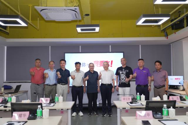 广东省养猪行业协会会长刘小红，广东省家禽业协会副会长张细权，广东省畜牧兽医学会党支部书记、副理事长卢受昇，广东省牛产业发展促进会会长陈晓申，广东省奶业协会会长颜远义，广东省肉鸽行业协会会长李耀华，广东省动物保健品协会副会长武力，广东省饲料行业协会会长蒋宗勇，南方报业传媒集团经委会委员、南方农村报经营有限公司总经理张璐出席开班仪式。