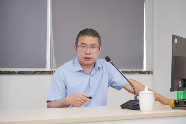 央广网广东负责人陈亚勇讲述了兴宁鸽如何从山窝飞向世界的思考与探索。