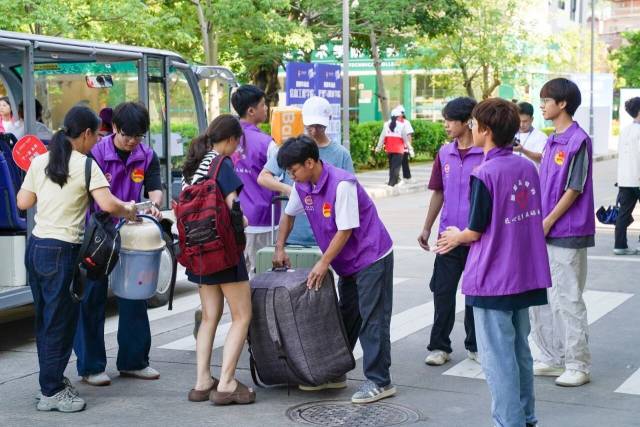 志愿者引导新生完成各项报到流程 志愿者引导新生完成各项报到流程