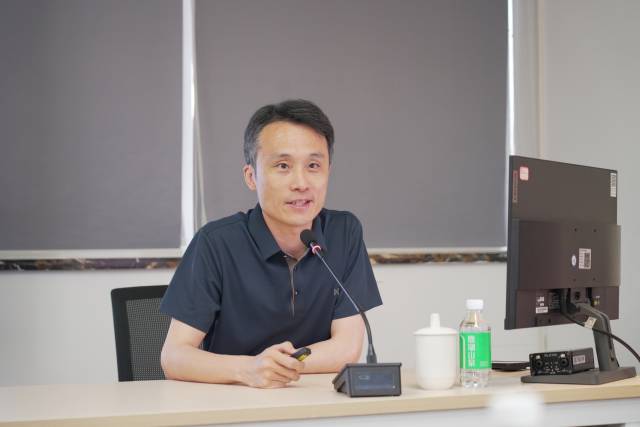 南方报业传媒集团经委会委员、南方农村报经营有限公司总经理张璐带来《什么是媒体+》的分享。