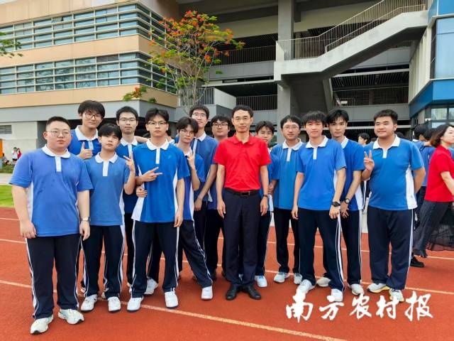鲍健与学生们