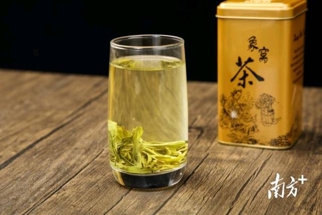 交警护送身体不适考生顺利赴考