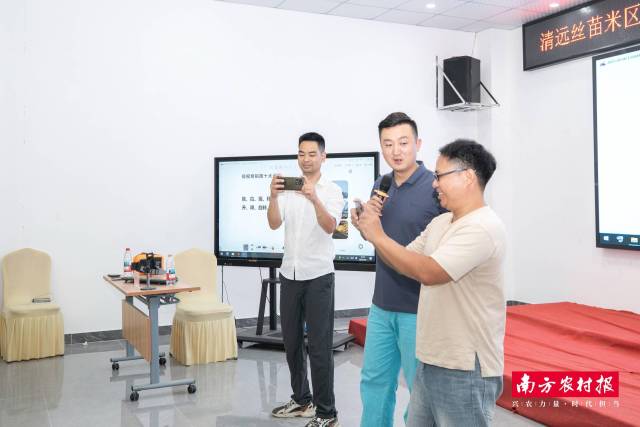 阿玛尼手把手进行教学指导