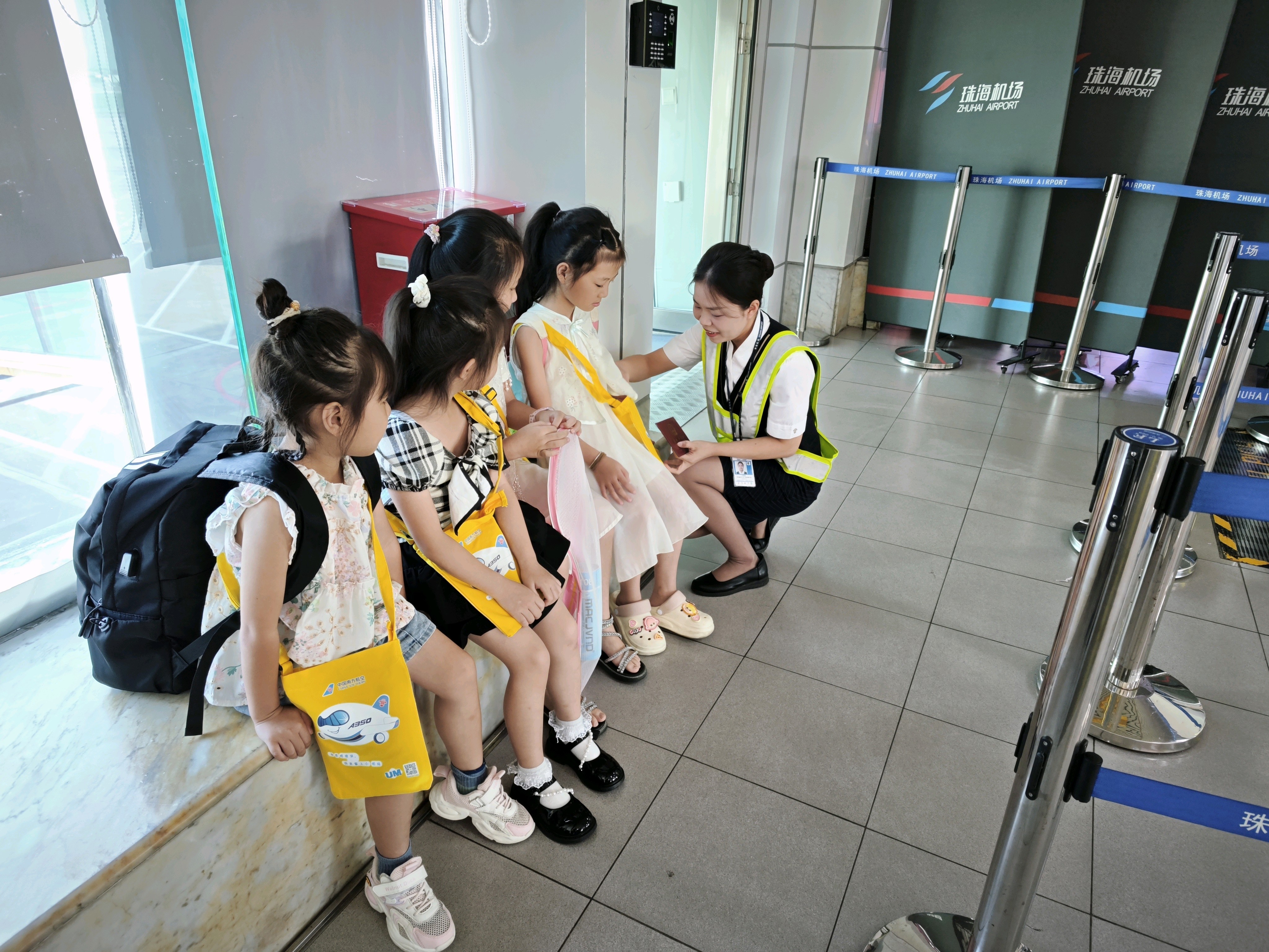 暑运期间,南航珠海共保障无陪旅客超3000人。 通讯员 通讯员 供图