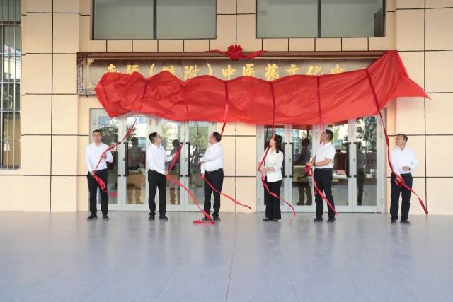 活动现场，相关领导为中心揭牌。王涛 摄