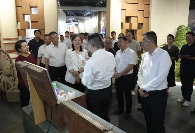 与会人员参观南疆（疏附）中医药文化中心展馆。米尔阿迪力江 摄