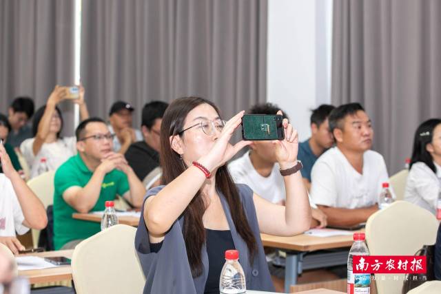 现场干货满满，学员纷纷拍摄记录