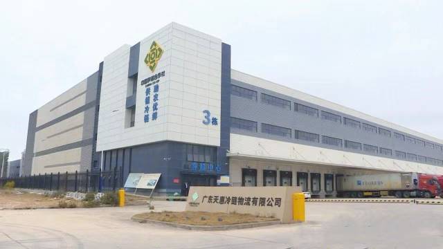 叉车在处理虾皮入库。冷藏、个头分拣、我们会做好相关配套支撑，他分享道，图源：惠来电视台