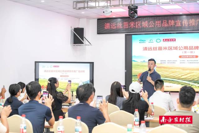 短视频讲师阿玛尼让学员打开手机进行实操