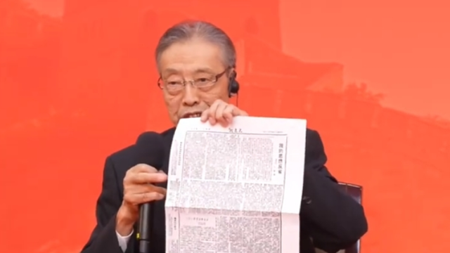 记者见面会现场，这位“日本八路”的后代展示了一份老报纸