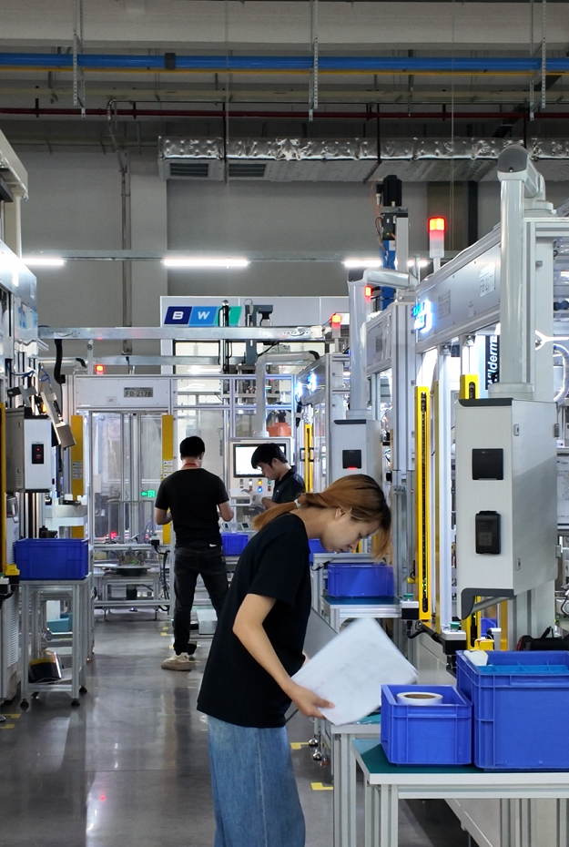 落地云新村的产业园内，厂房陆续投产，工人们忙碌其间。