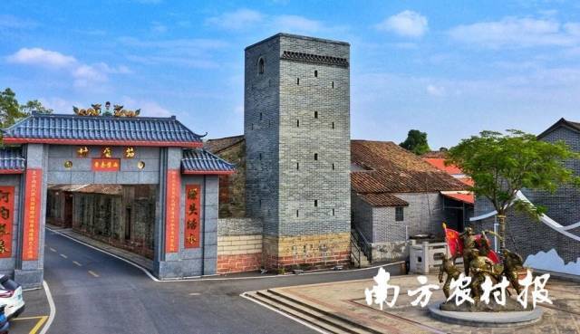 源头村茹屋村口门的古墙炮楼。 