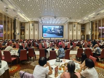 晨观山海 | “饮茶观礼”一座难求！阳江市民共聚茶楼观阅兵