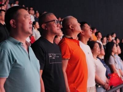 观众在银幕前同唱国歌！广东11家影院同步直播九三阅兵