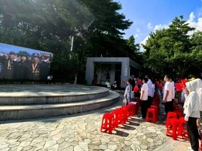 公园大屏看阅兵！广州市民共感伟大胜利的荣光与喜悦