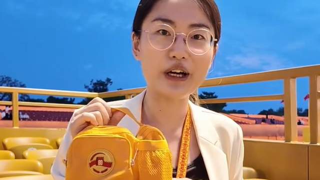 现场开包！阅兵观礼包里有这些实用好物｜小南带你看阅兵