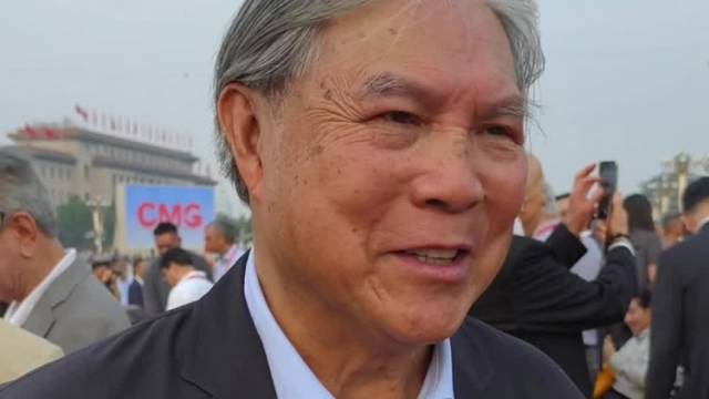 霍震霆现场观看九三阅兵：作为中国人真的很光荣｜小南带你看阅兵