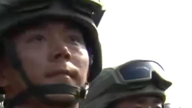 极度舒适！阅兵中的“转头杀”就是这么帅气