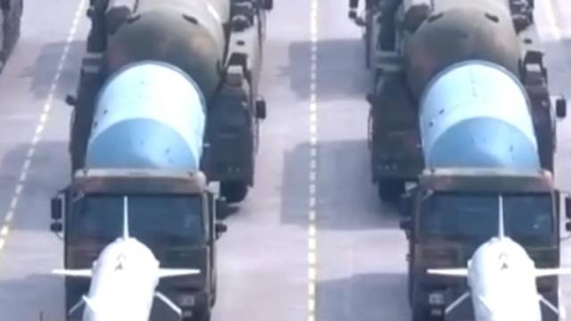 “巨浪-3”潜射洲际导弹亮相阅兵现场，网友：海神之矛破水啸天