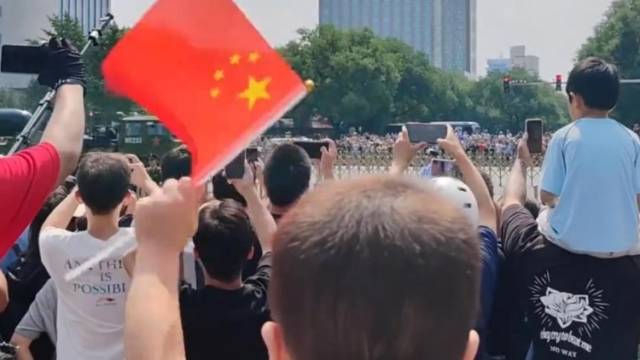 今天，全国人民都在看阅兵仪式